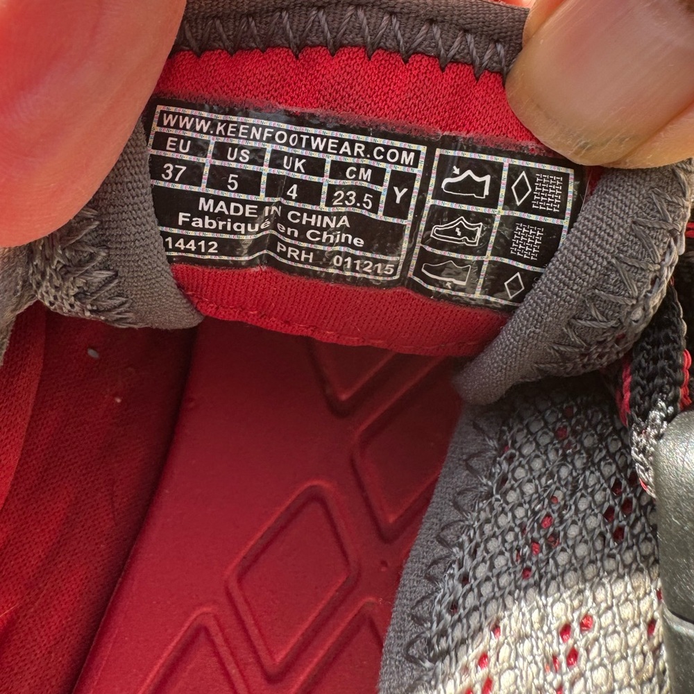 LUC Keen Kids SZ. 5 big kids Gray Sneakers with Reds slip on arch support - Picture 4 of 9